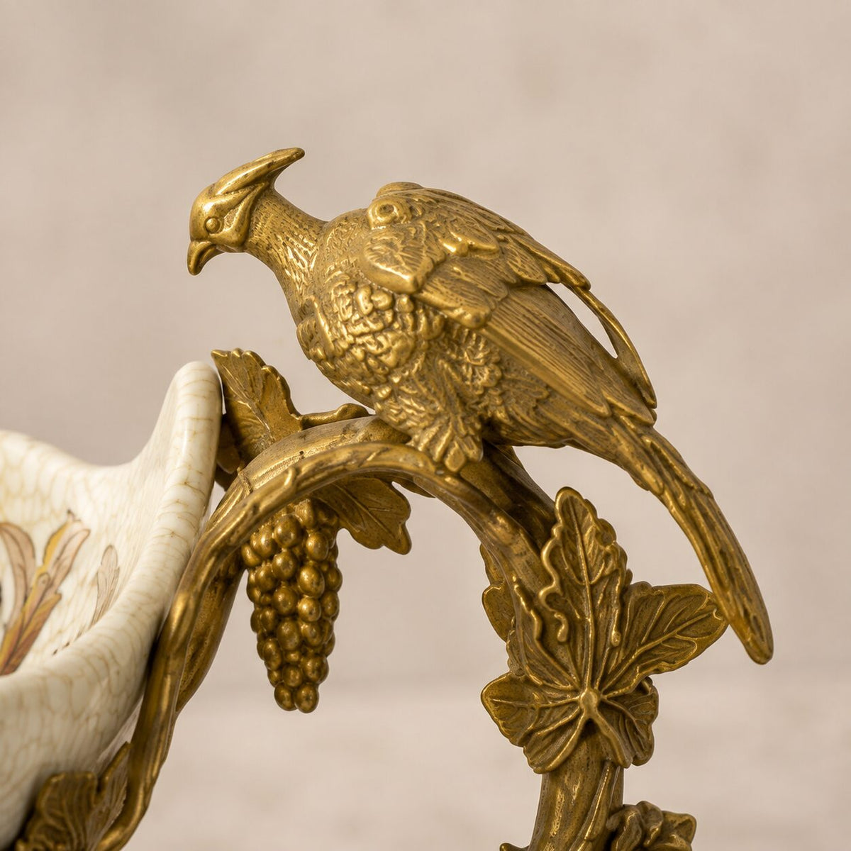 Coupe en porcelaine craquelée sur monture bronze aux putti, détail perroquet profil