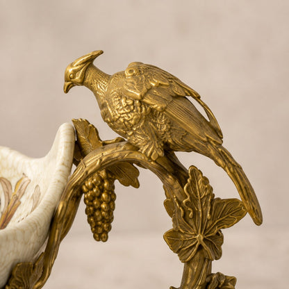 Coupe en porcelaine craquelée sur monture bronze aux putti, détail perroquet profil