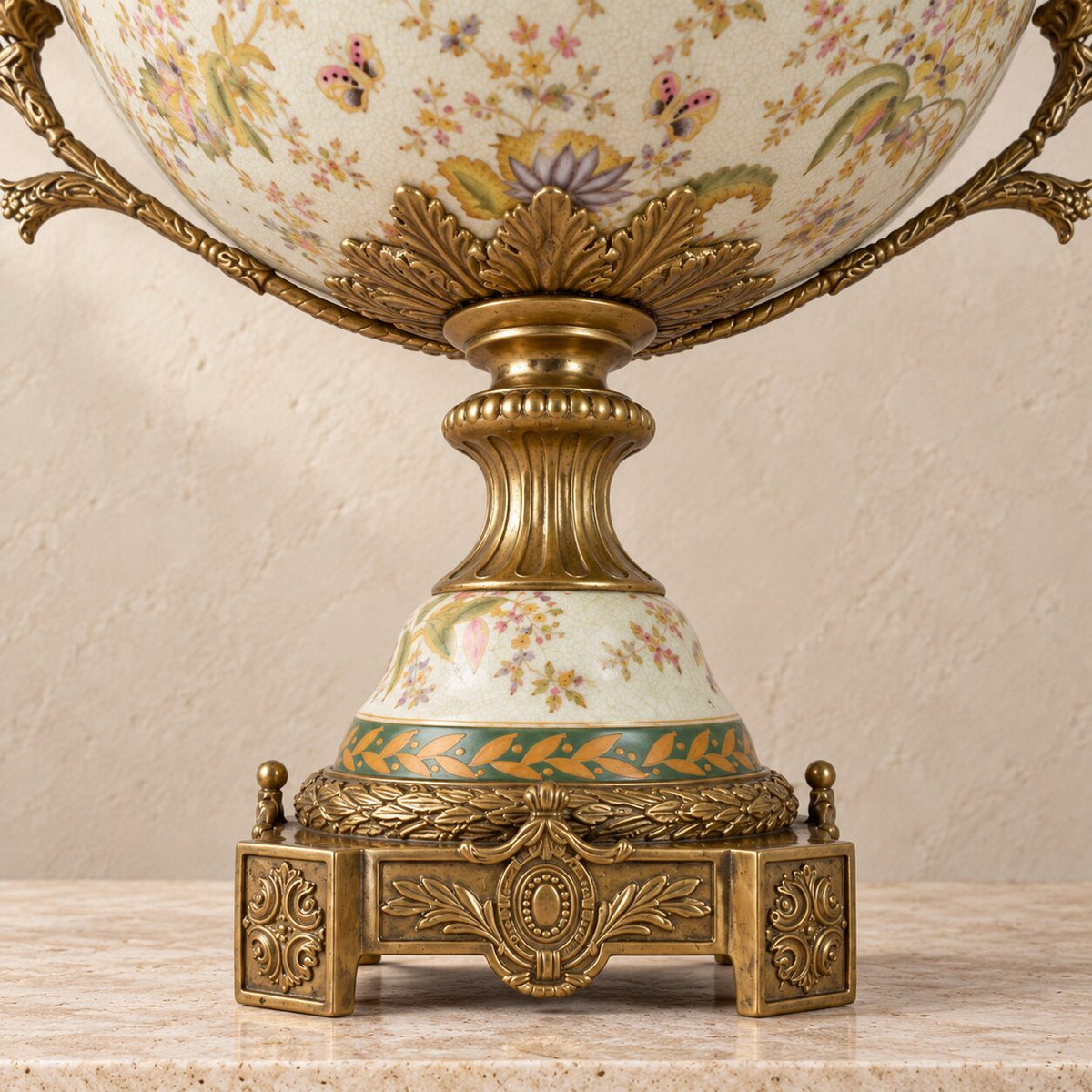 Coupe en porcelaine craquelée à décor floral, monture bronze, détail pied fût