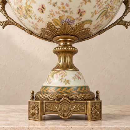 Coupe en porcelaine craquelée à décor floral, monture bronze, détail pied fût