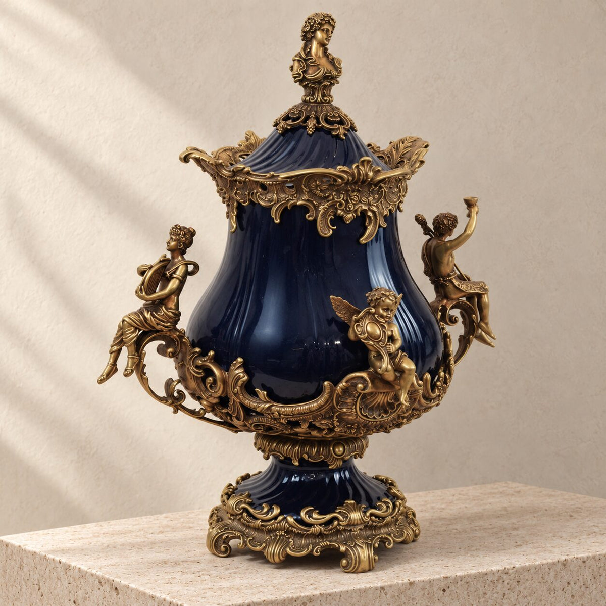 Grande urne couverte en porcelaine bleu cobalt et bronze doré, vue de face