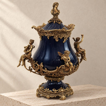 Grande urne couverte en porcelaine bleu cobalt et bronze doré, vue de face
