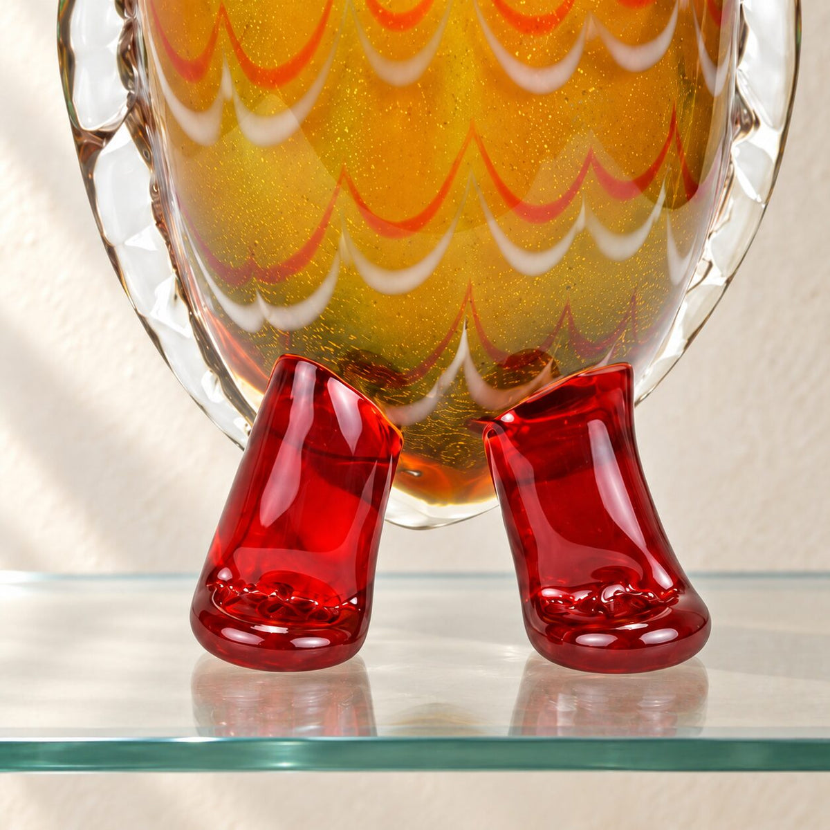 Hibou en verre soufflé aux tons ambrés, détail des pattes en verre rouge