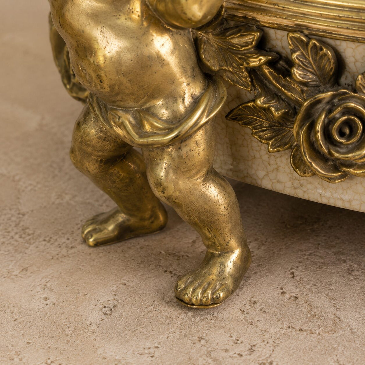 Jardinière en porcelaine craquelée et bronze doré aux putti, détail putti jambes