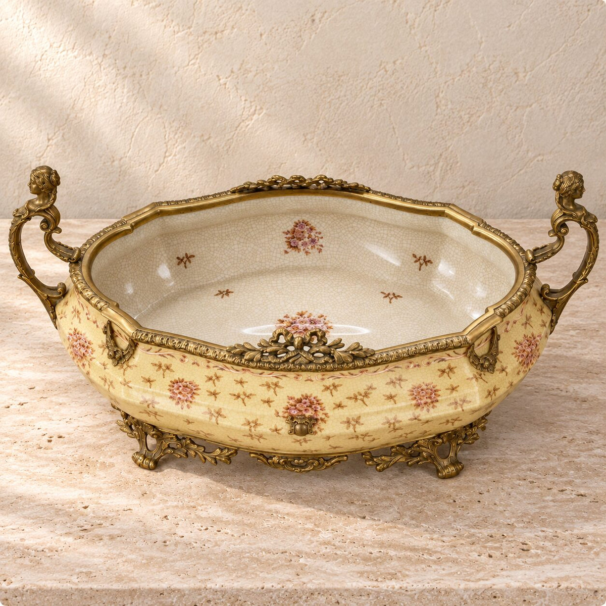 Jardinière en porcelaine jaune à monture en laiton doré, vue de dessus intérieur