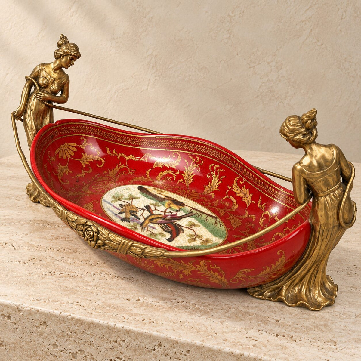 Jardinière en porcelaine rouge et bronze doré aux cariatides, vue de profil