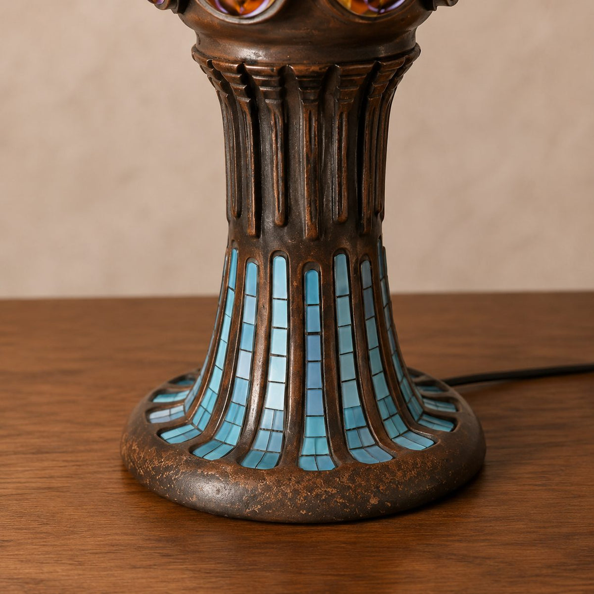 Lampe de style Tiffany aux pivoines roses et pied à cabochons, pied cannele tesselles bleues