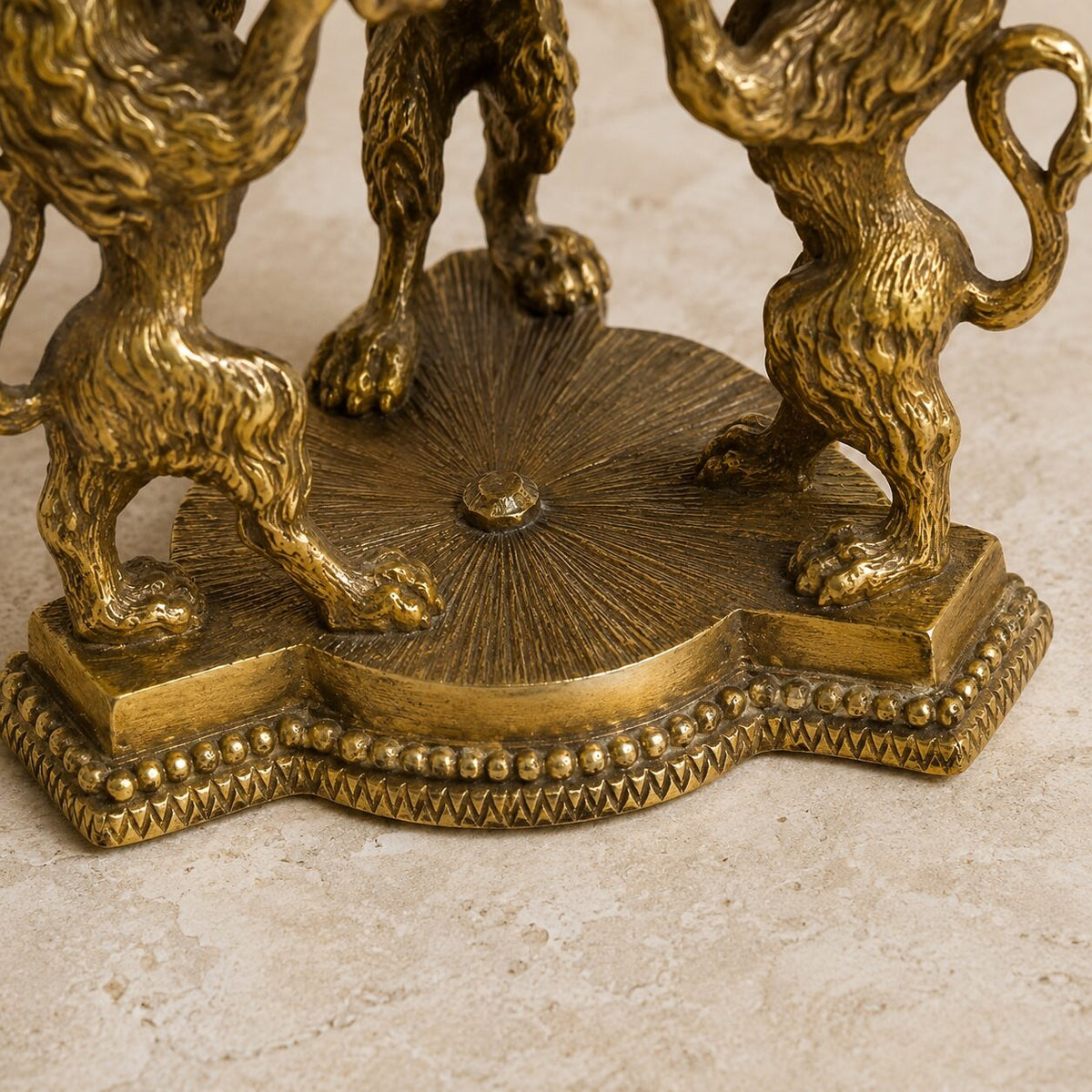 Œuf couvert en porcelaine craquelée jaune sur base lions, détail socle lions