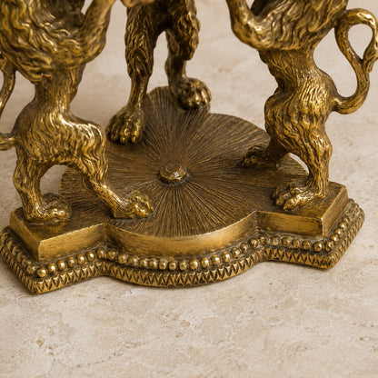 Œuf couvert en porcelaine craquelée jaune sur base lions, détail socle lions