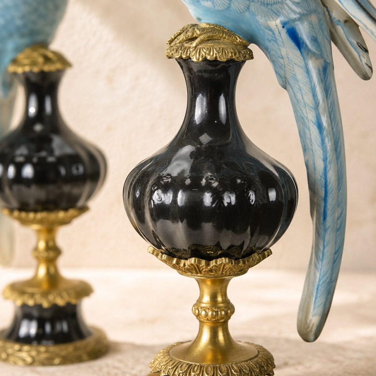 Paire de bougeoirs perroquets en porcelaine et bronze doré, détail col vase
