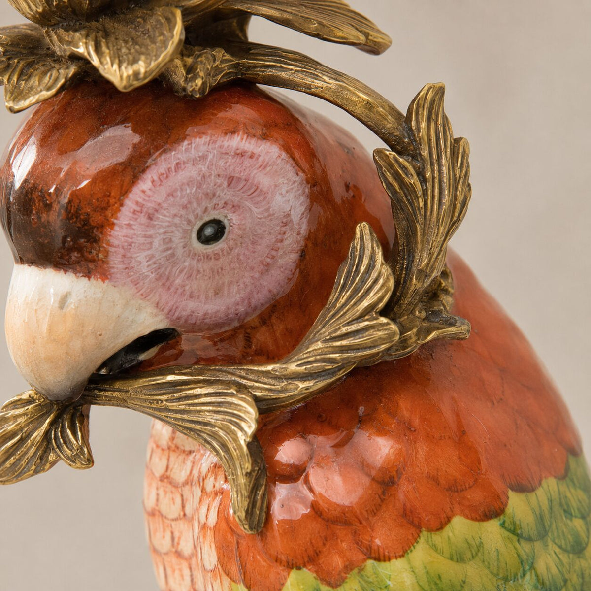 Paire de bougeoirs aux perroquets en porcelaine et bronze doré, détail tête profil