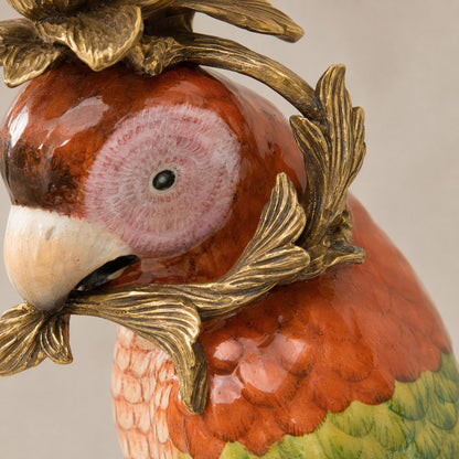 Paire de bougeoirs aux perroquets en porcelaine et bronze doré, détail tête profil