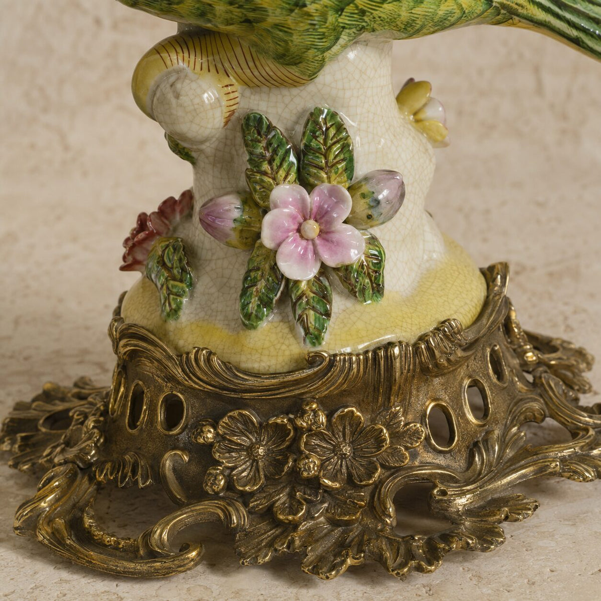 Paire de bougeoirs perroquets en porcelaine et bronze doré, détail tronc fleurs