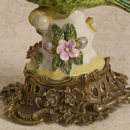 Paire de bougeoirs perroquets en porcelaine et bronze doré, détail tronc fleurs