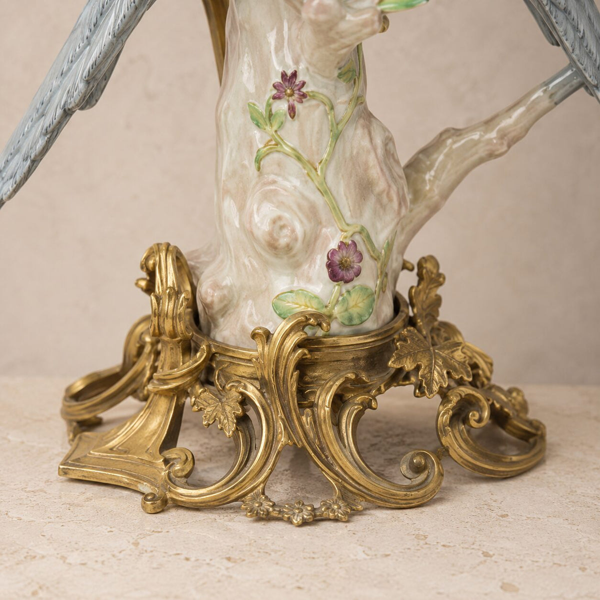 Paire de candélabres aux perroquets en porcelaine et bronze doré, détail socle bronze