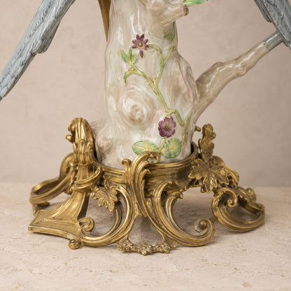 Paire de candélabres aux perroquets en porcelaine et bronze doré, détail socle bronze