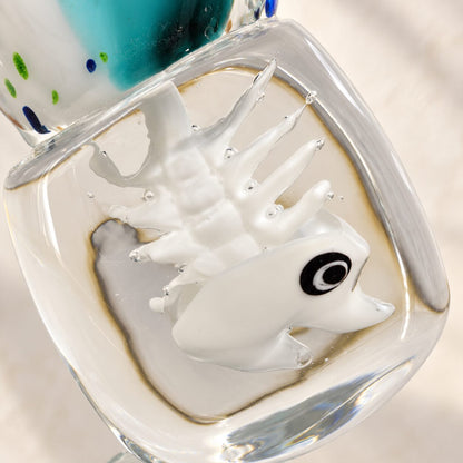Poisson koï en verre soufflé turquoise, détail du socle