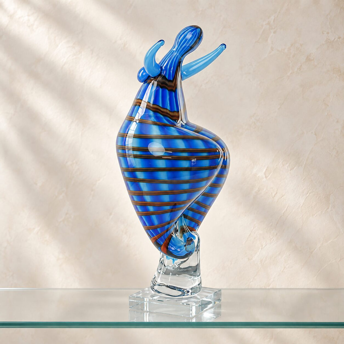 Sculpture danseuse en verre soufflé bleu style Murano, vue de profil