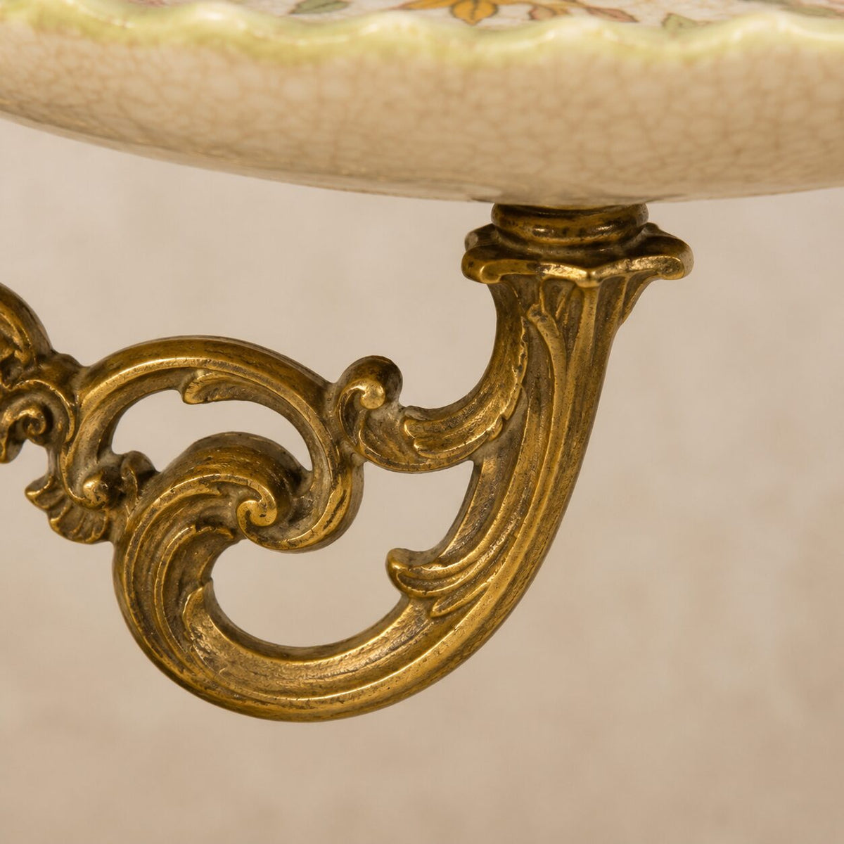 Surtout de table en bronze doré et porcelaine à décor floral, détail bras support