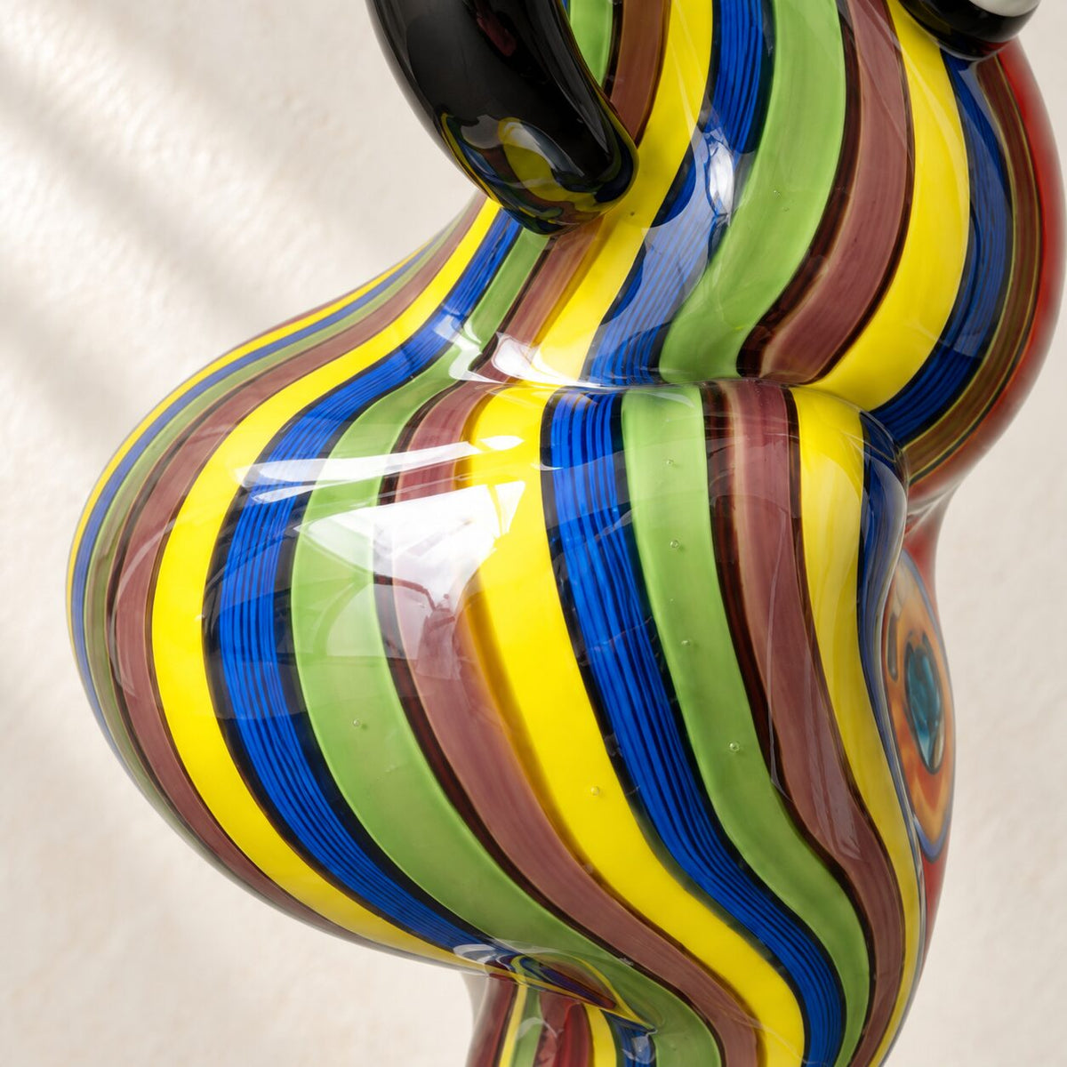 Sculpture femme en verre soufflé style Murano, détail texture rayures dos gros plan