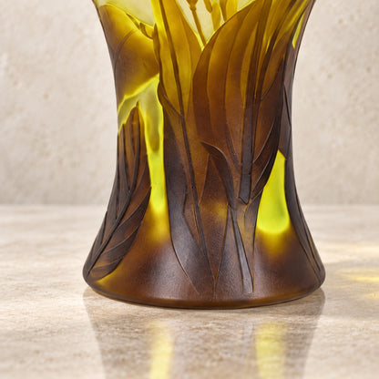 Vase balustre en verre camée à décor de freesias jaunes, détail base