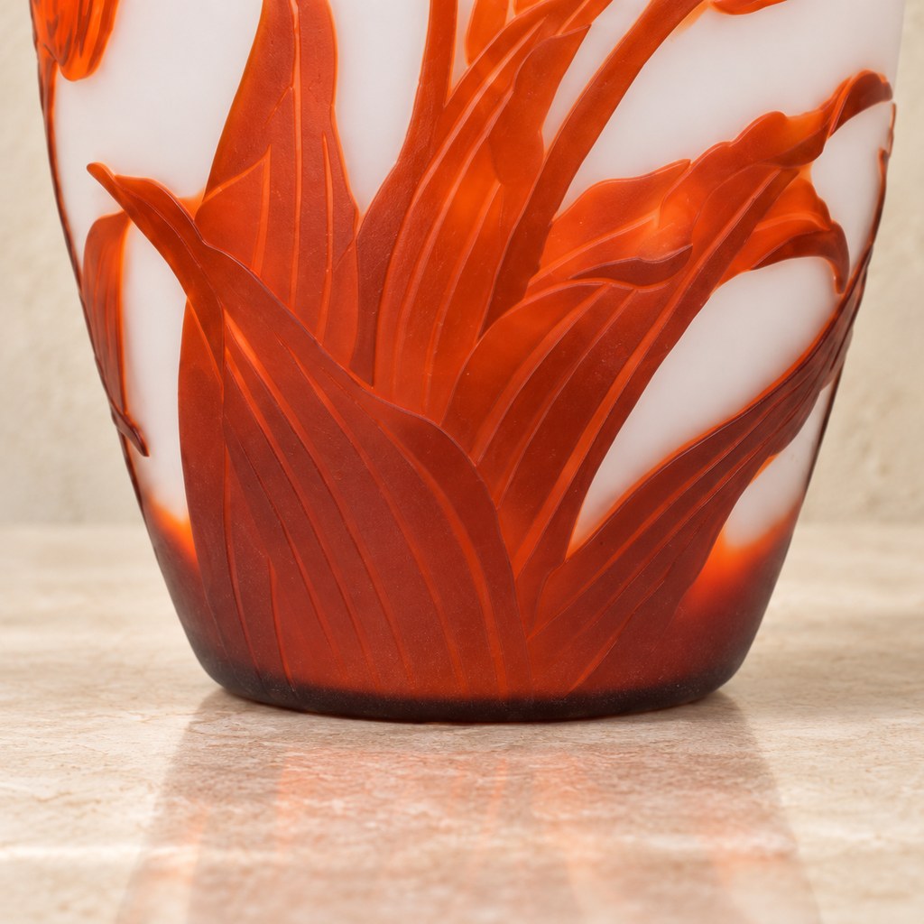 Vase camée en pâte de verre décor tulipes, style Gallé, base