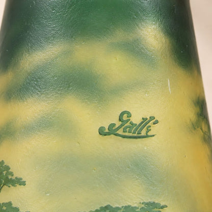 Vase camée en verre multicouche décor girafes et savane, détail de l'inscription gravée