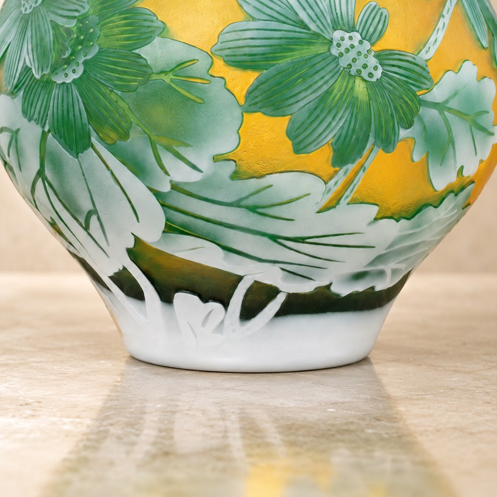 Vase camée en verre multicouche à décor de marguerites, base