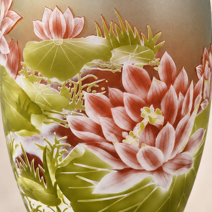 Vase camée en verre multicouche décor nénuphars et lotus, détail lotus rose