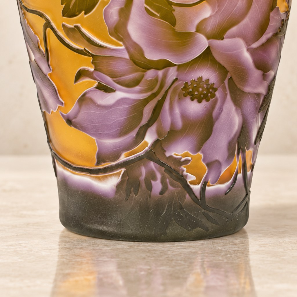 Vase camée en verre multicouche décor de pivoines et feuillages, base