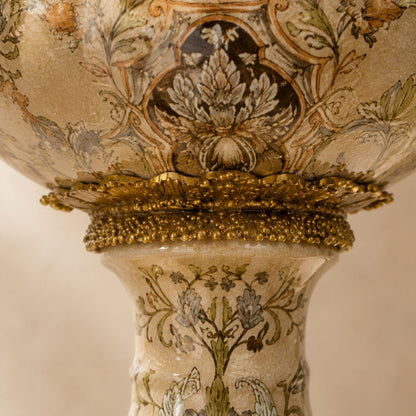 Vase Médicis en porcelaine craquelée à monture bronze doré, détail anneau perle