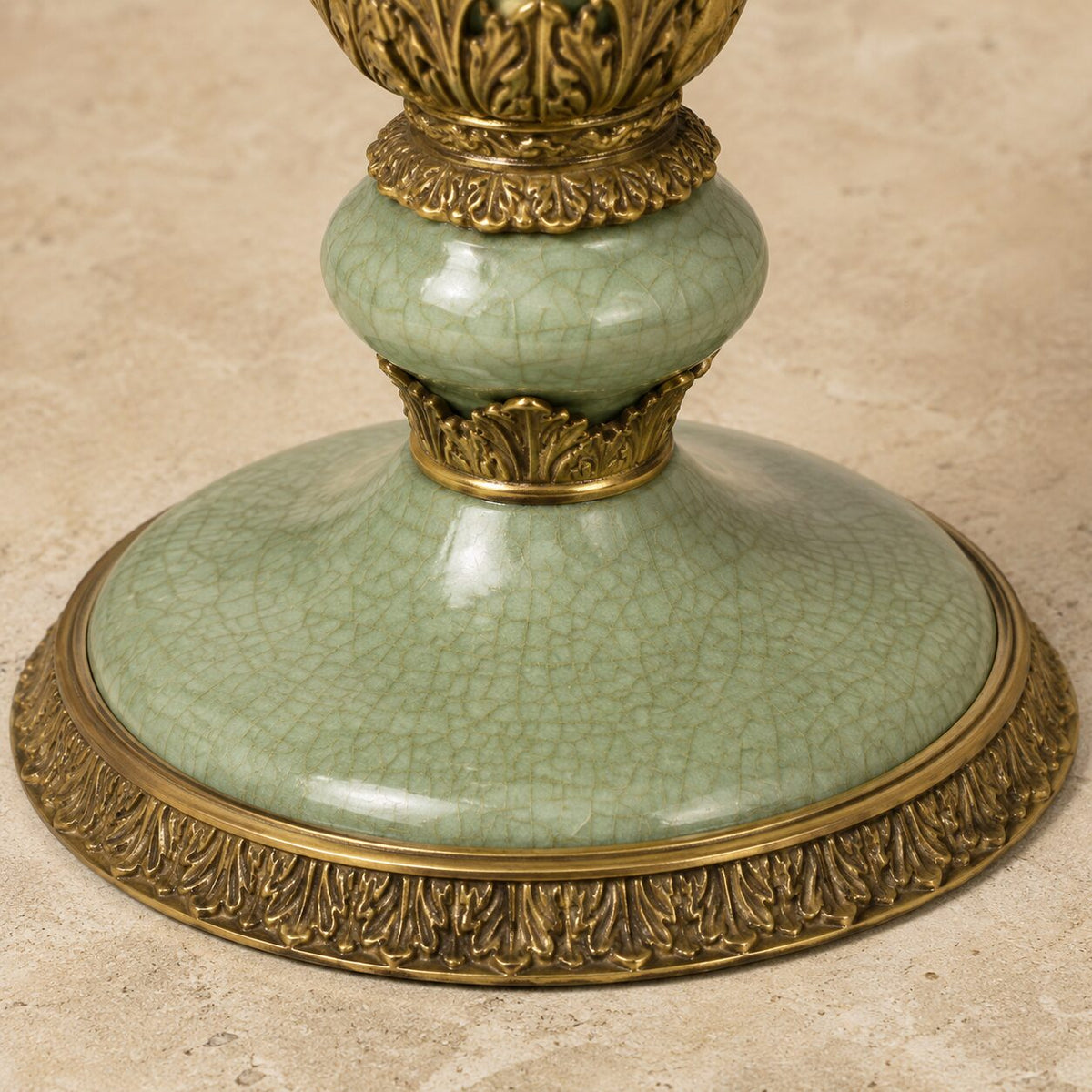 Vase en porcelaine céladon craquelée, monture bronze aux perroquets, détail base acanthe