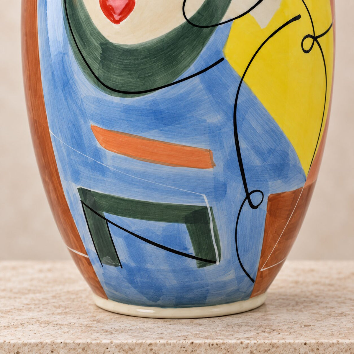 Vase en porcelaine émaillée décor cubiste figure féminine, détail bas motif