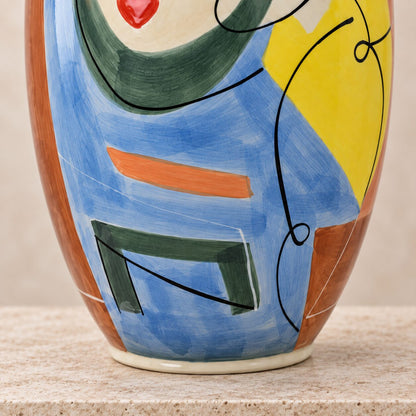 Vase en porcelaine émaillée décor cubiste figure féminine, détail bas motif