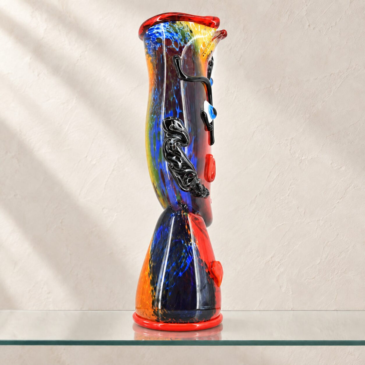 Vase sculpture visage cubiste de profil en verre polychrome style Murano, vue de profil dos angle 2