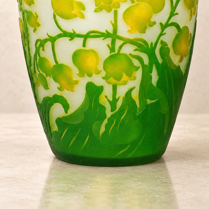 Vase en verre camée décor muguet vert et jaune, base