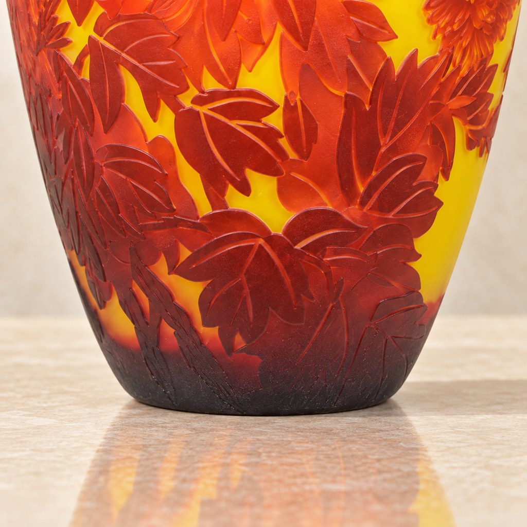 Vase en verre multicouche décor pivoines et papillon, base