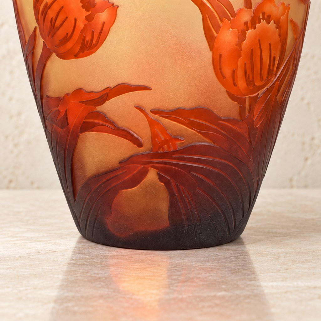 Vase en verre multicouche décor tulipes et papillon, base