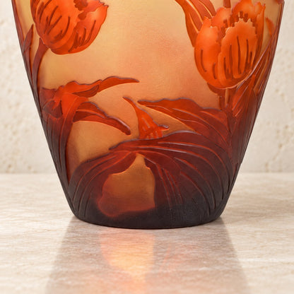 Vase en verre multicouche décor tulipes et papillon, base
