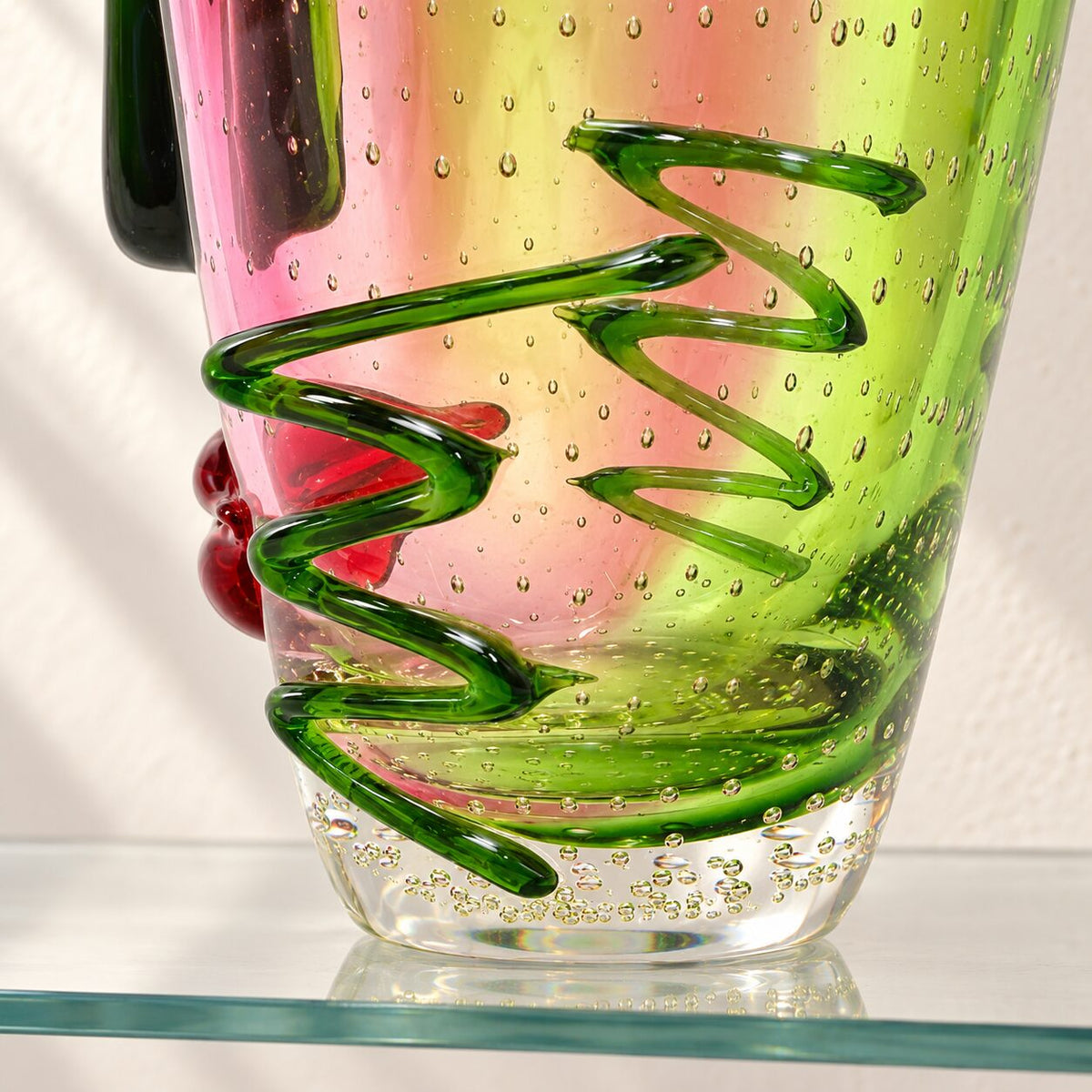 Vase visage abstrait en verre soufflé style Murano, détail zigzag vert menton gros plan