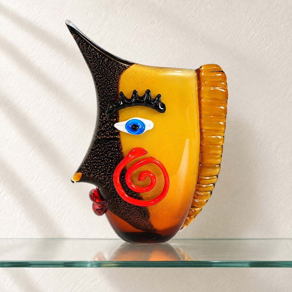 Vase visage abstrait en verre style Murano orange et noir, vue de dos profil