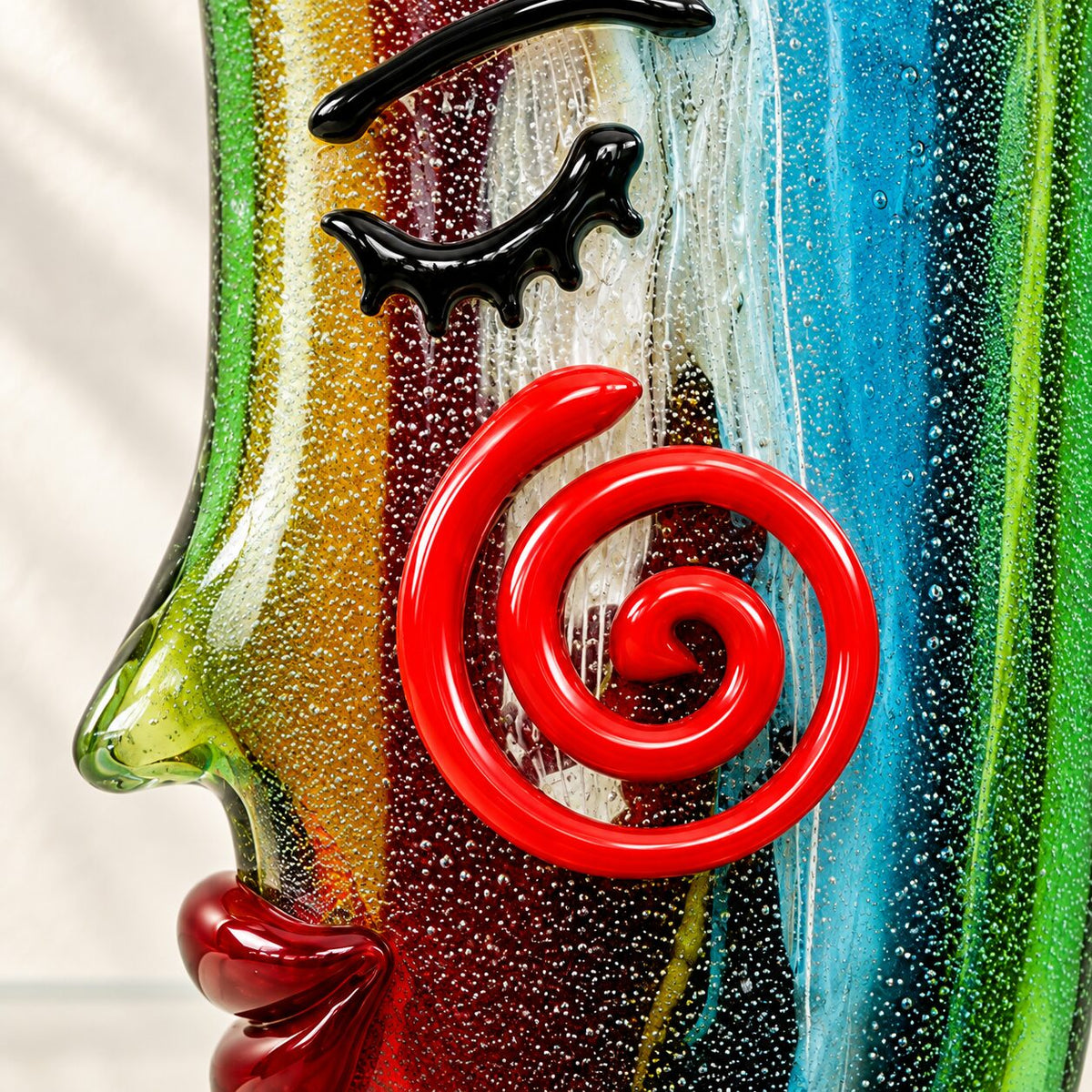 Vase visage en verre style Murano polychrome à spirale, détail œil ferme spirale