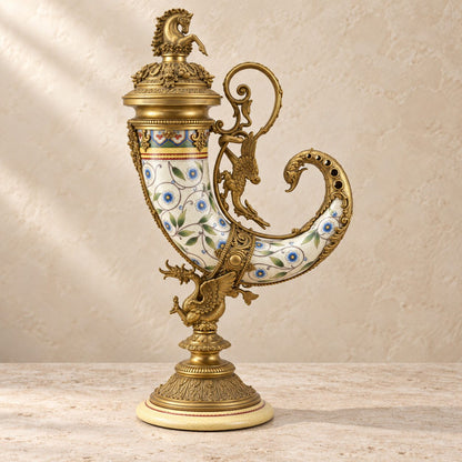 Aiguière corne d'abondance en porcelaine craquelée et bronze doré, vue de profil