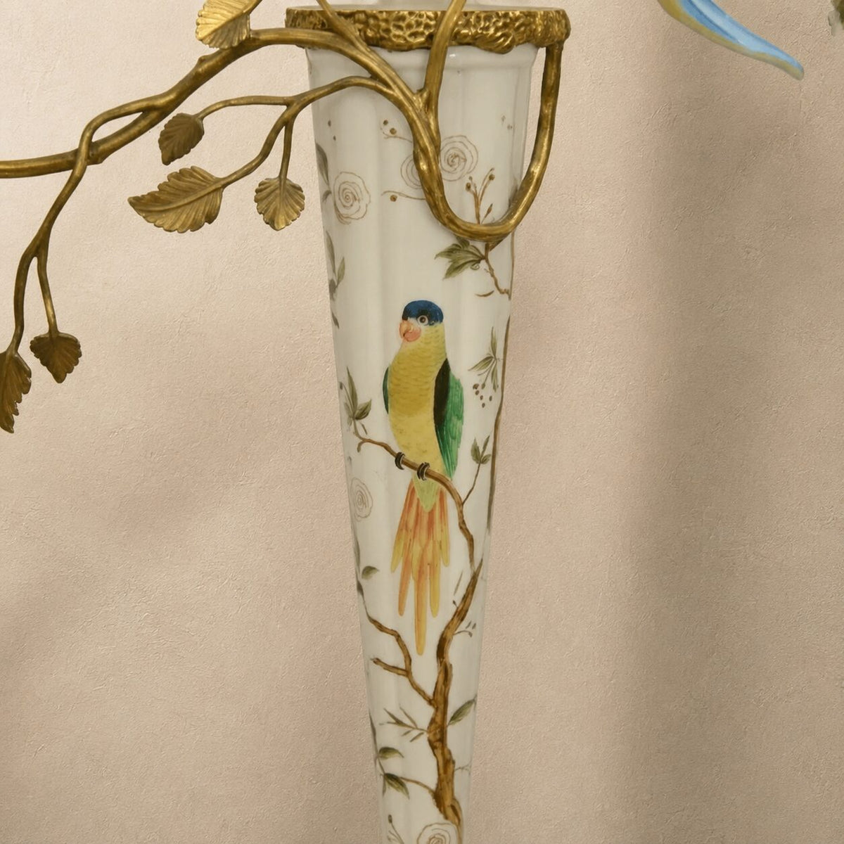 Applique cornet en porcelaine et bronze doré au perroquet, détail cornet oiseau peint