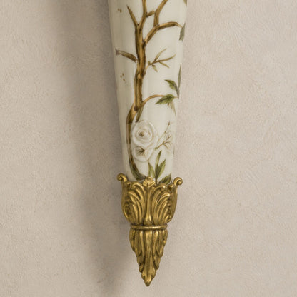Applique murale en porcelaine et bronze au perroquet bleu, détail embout bronze