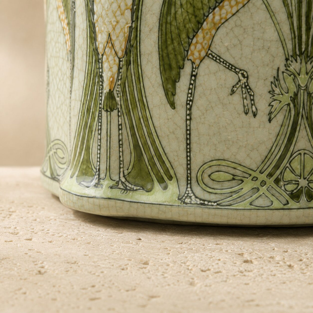 Boîte Art Nouveau en porcelaine craquelée à décor de hérons, détail pattes base