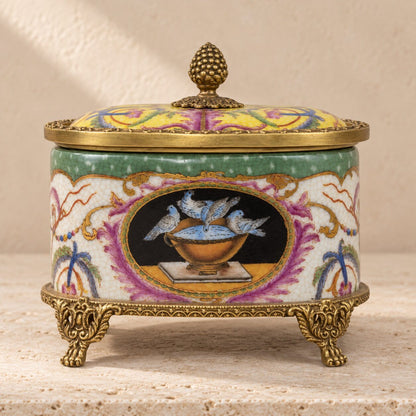Boîte couverte en porcelaine craquelée et bronze doré, vue de face