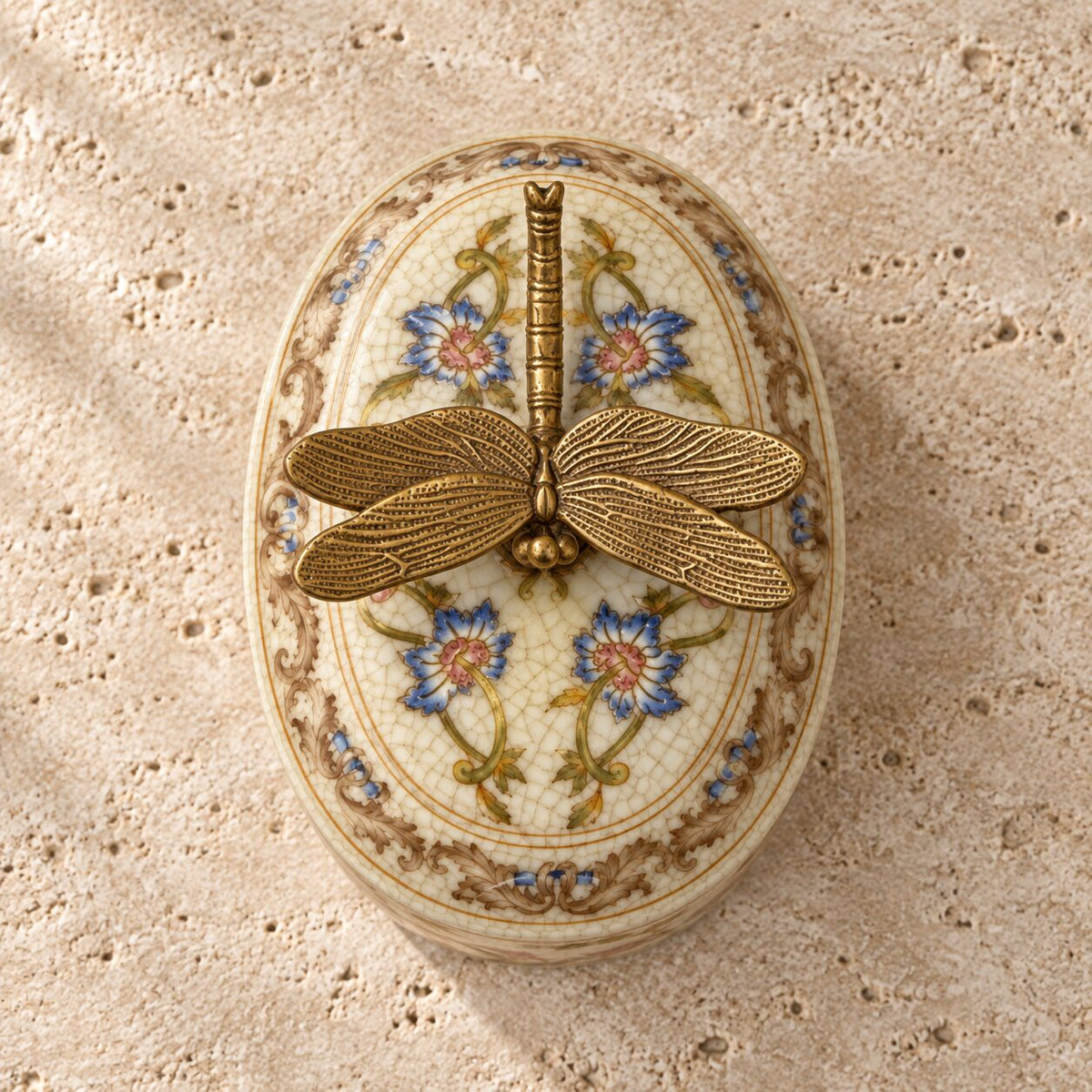 Boîte couverte en porcelaine craquelée à décor floral, vue de dessus couvercle libellule