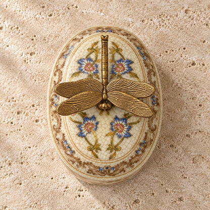 Boîte couverte en porcelaine craquelée à décor floral, vue de dessus couvercle libellule