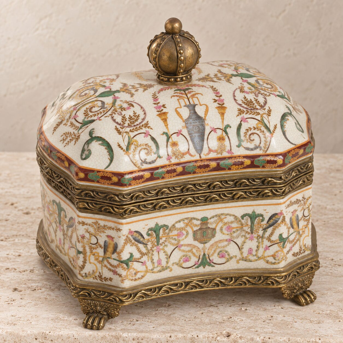 Boîte couverte en porcelaine craquelée à monture bronze doré, vue de profil oiseau